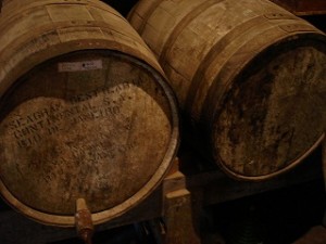 Barricas de roble típicas del whisky escocés